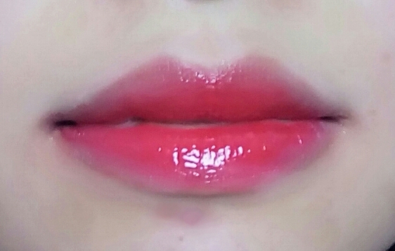 혹시 글로시한걸 보고싶어하실수도 있어서 투명 립글로즈를 발랐어요!