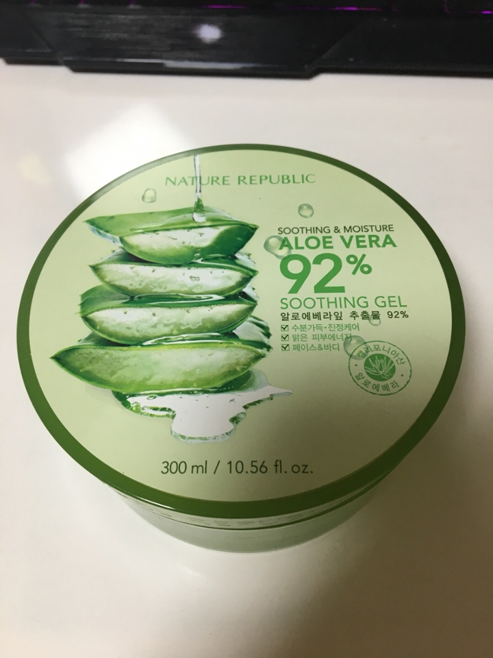 1. 알로에 녹차 팩 

알로에 1 녹차가루 1 섞어서 팩을 해줘요

알로에와 녹차가루 피부 진정에 효과가 있다고 해서 일주일에 한 번씩 하고 있는데 하고나면 기분이 좋음


 2. 알로에 쿨링러 


알로에를 얼굴에 많이 올려준 다음에 쿨링러로 얼굴 마사지를 해줘요! 알로에가 어느정도 피부에 다 흡수되면 손으로 끈적임이 좀 없어질 때까지 두드려줘요 