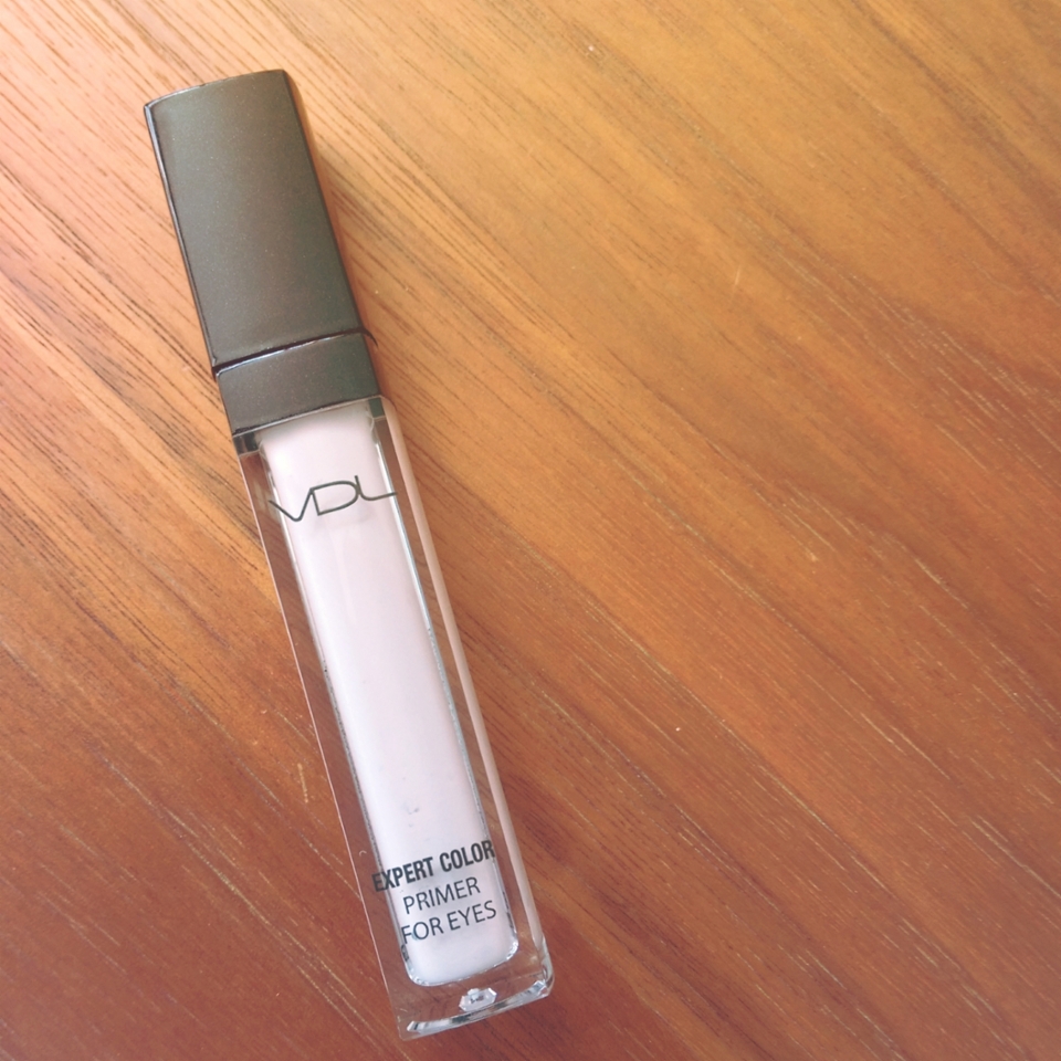 先使用眼部打底膏

VDL買來第一次使用
忘了拍使用後的照片
看起來是珠光白帶粉色偏光的飾底乳
實際擦在眼上並沒有明顯的顏色
只有稍稍的提亮
如果想要大幅度修飾眼部暗沉
建議還是先上遮瑕或者打底膏後上可以修飾膚色的淺色眼影