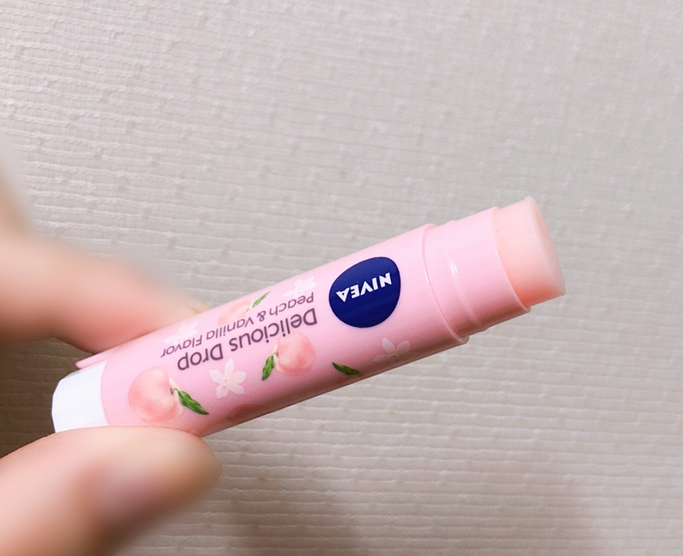 이 사진이 외관 색이 가장 비슷하게 나왔어요 물방울 모양이라 바르기 좋아요!