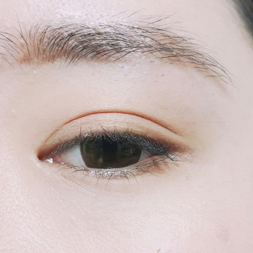 에뛰드 키싱미 키싱구라미를 눈동자 윗부분에 동글동글 퍼지듯 펴발라줍니다. 단독으로 바르면 부어보이지만 얼쓰로 음영을 줘 부어 보이지 않아요!