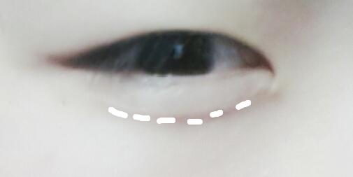 (생략가능)브러쉬에 다시 초콜릿 라떼를 묻힌다음 손등위에 양 조절을 해주세요(정말로 잘해주셔야 되요)
파묻힌 애교살을 꺼내기 위해 웃어주신다음 애교살을 따라 그려주세요