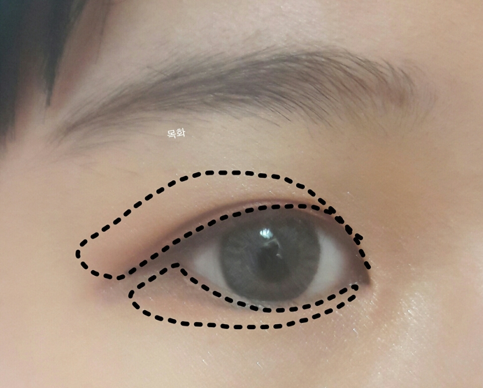 미샤-트리플섀도우 마르살라레드

제일밝은색으로 베이스를 깔아줍니다