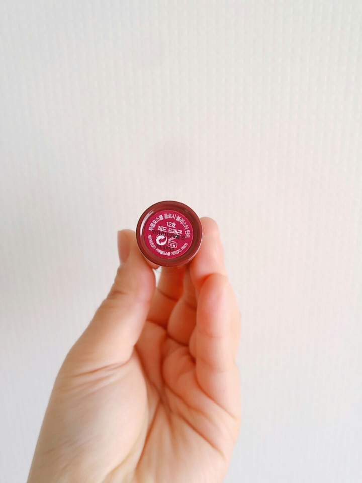 겉으로 보기엔 되게 다크다크한 레드라고 생각하실수있는데 막상 발색을 해보면 그렇게 다크하지 않은 레드예요!