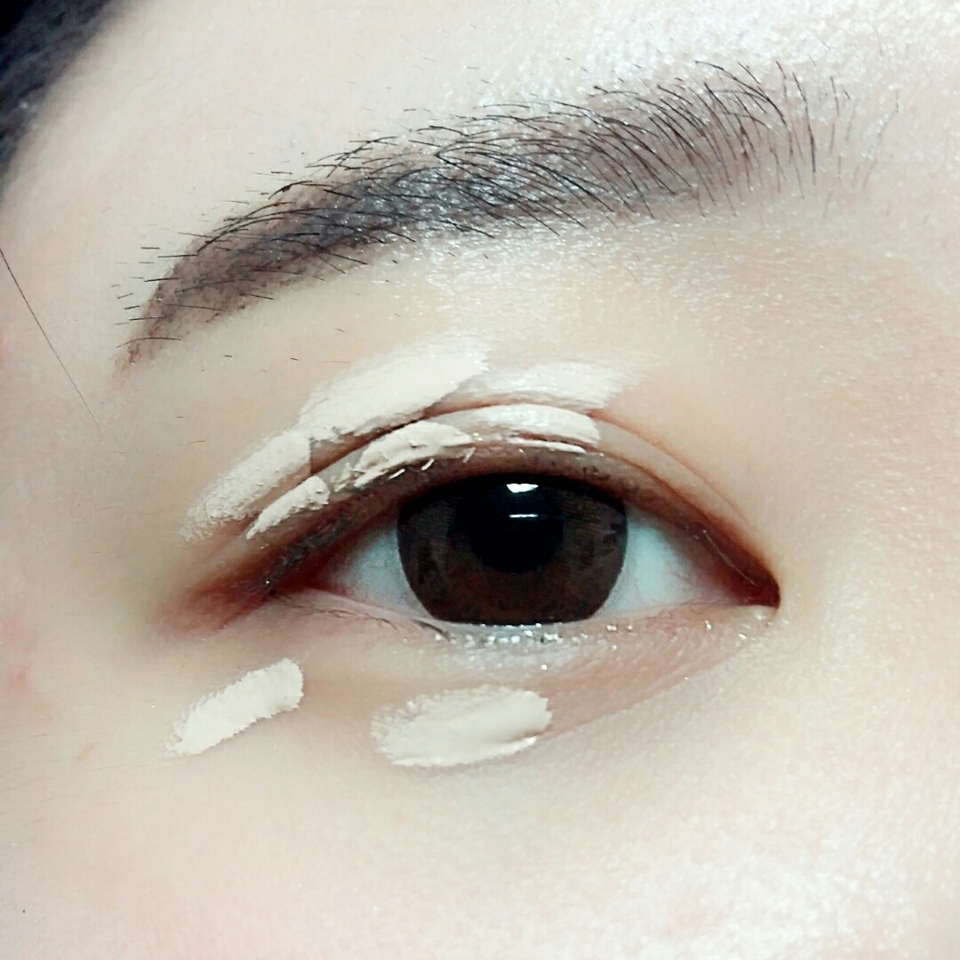 ✌두번째
눈주변에 컨실러를 발라서 톤을한톤밝히고 피부정리를 했어요