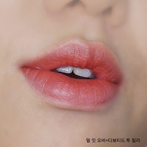 바비 럭스매트립이랑 비슷하겠지싶었는데 질감 완전 달라요! 촉촉이립인데 무광인 느낌👍🏼👍🏼👍🏼👍🏼
왕따봉
가볍고 부드럽고 ❣️
리퀴드립 바르는줄 알았어요
-
발색샷은 립브러쉬없이 본통만으로 바른건데도 구웃 ! 그라데이션도 음파 몇번하면 끝이예요 
지속력은 더 써봐야겠네욥😊
테스터 받아보고 집올때까진 괜찮았는데 헤헷