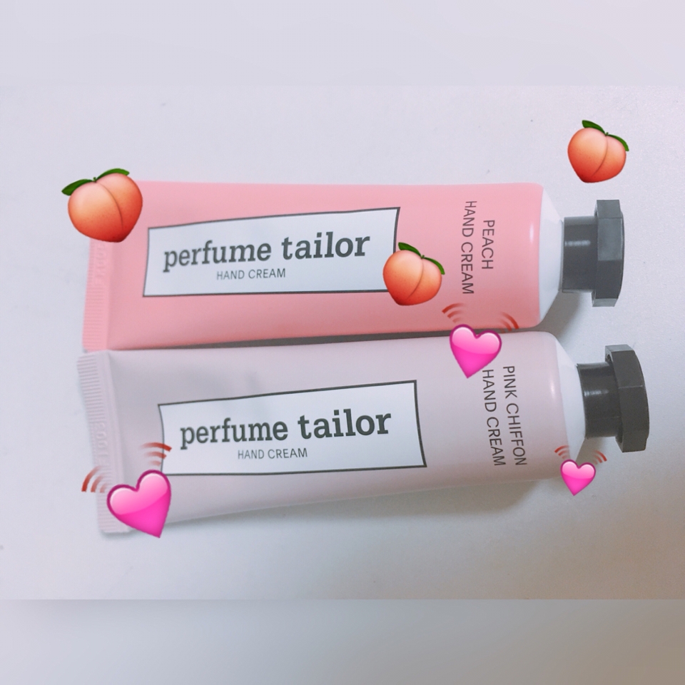 둘다 자몽추출물이 있는데 피치에서 자몽향이 나고 핑크쉬폰에는 안 나요 (나만 그렇게 느낄수도..) 
전체적으로 피치는 정말 상큼달콤한 향이고 핑크쉬폰은 달콤한 향이긴 한데 피치보다는 덜 달콤한 향(?)이고 러블리하다고해야되나 그래요💕둘다추천합니당💞