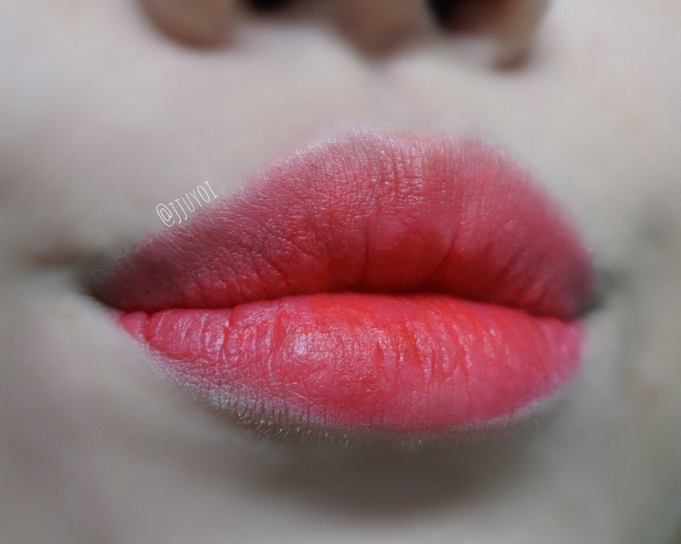 우선 헤라 레드바이브를 입술 전체에 많지 않은 양을 발라줬어요! 너무 많은 양을 발라버리면 그 위에 촉촉하게 바를 립이 입술 위에서 뭉쳐질 수 있으니 주의✨ 입술상태가 최악이었으나 헤라가 나름 잘 살려줬네요😋