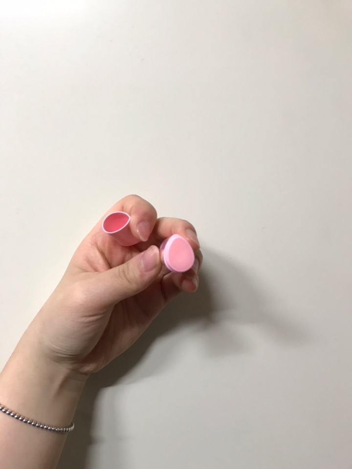 뚜껑을 따보면 이렇게 물방울 모양으로 되어 있습니당!
향기는 딱 복숭아 향! 근데 약간 요구르트...(?) 약간 이런 냄새도 나는 것 같아요!! ㅋㅋㅋㅋ 말로 설명하기는 힘들지만 냄새는 굿👍