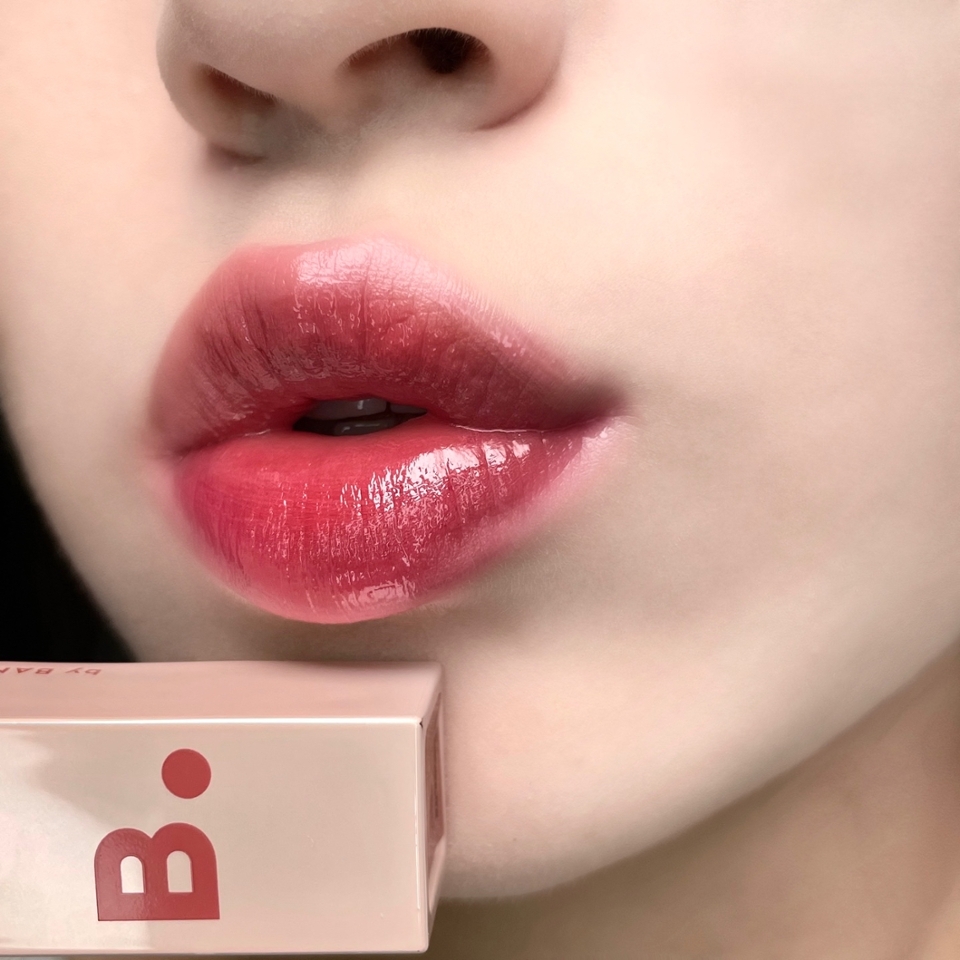 RD01 로지 쉘

저 주디픽이자 바닐라코픽인 로지 쉘 컬러는 채도를 살짝 
낮춘 말린 장미빛 컬러로 mlbb 의 정석 같은 컬러이지 않을까 싶어요 ㅎㅎ 뮤트톤분들에게 추천드리지만 웜톤분들에게도 강력 추천하는 컬러랍니다!
