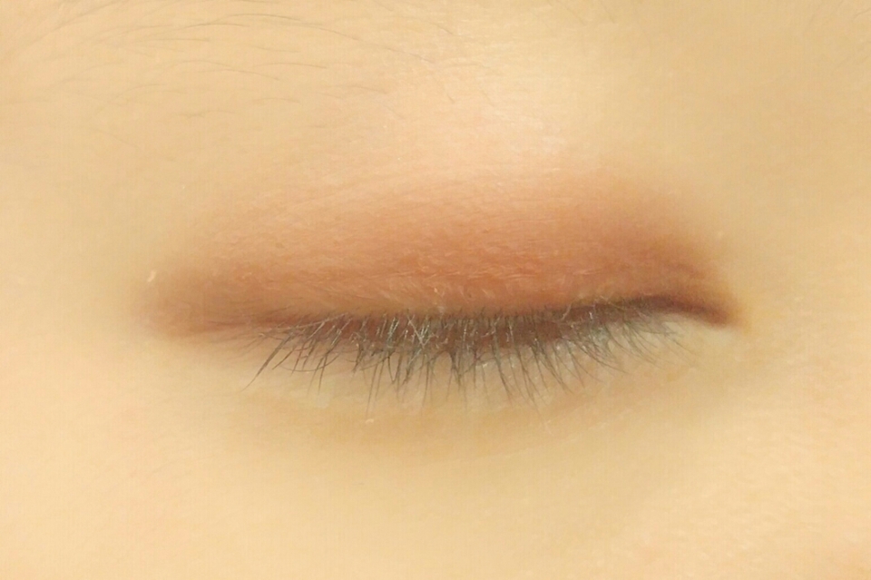 벽돌색 말린장미색을 눈두덩이에 발라줍니당