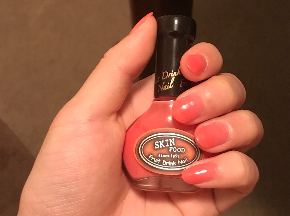 저는 그라데이션으로 세콧발라줬어요. 처음에 한코트바르고 그다음에 2/3를 발라주고 마지막으로 1/3 끝에만 발라주면 자연스럽게 그라데이션이되서 그냥 바르는것보다 훨씬 여리여리하고 예뻐요! 다바른후에 탑코트를 발라주면 더 자연스럽게 이어지는데 저는 탑코트가 없어서 그냥 이렇게 끝냈어요. 근데 꼭바르지 않아도 그대로도 예뻐요