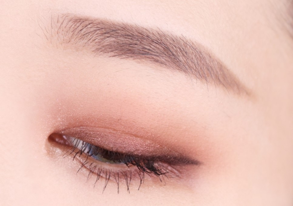 눈을 내렸을때의 색감은 이정도?
붉은계열 컬러를 사용했지만 적당히 차분함이 섞여있기도 하고
브라운컬러로 한번 더 잡아주어서인지 출근메이크업으로도 손색없어요!

