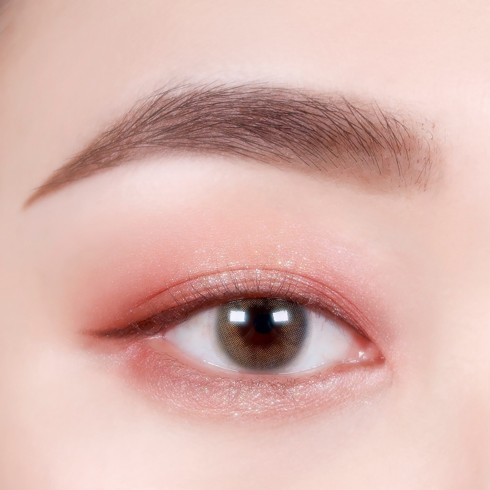 3번컬러로 눈두덩과 언더를 넓게 쓸어 펄감을 준뒤 어뮤즈 스파클링 젤리 2호 샴페인 컬러로 펄감을 더해주었는데 팔레트로 마무리 하고싶으신 분은 3번컬러로 끝내주샤도 돼요!!!❤️❤️