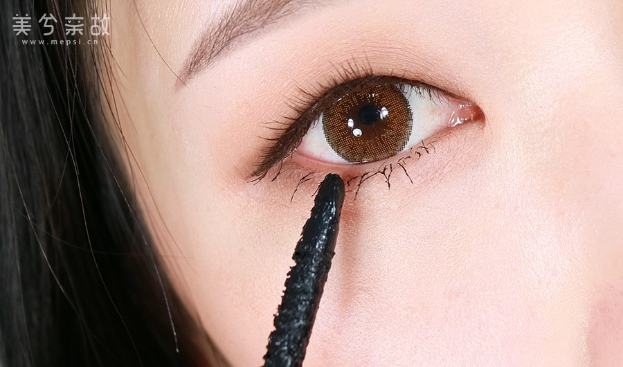 저는 언더 마스카라 할 때는 특히 더 브러쉬가 얇은 마스카라를 사용해요 !
다 쓴 마스카라의 스키니 마스카라 브러쉬를 버리지 않고 깨끗이 씻어서 놔두었다가
평소에 사용하는 마스카라를 묻혀서 사용하고 있답니다 XD 
