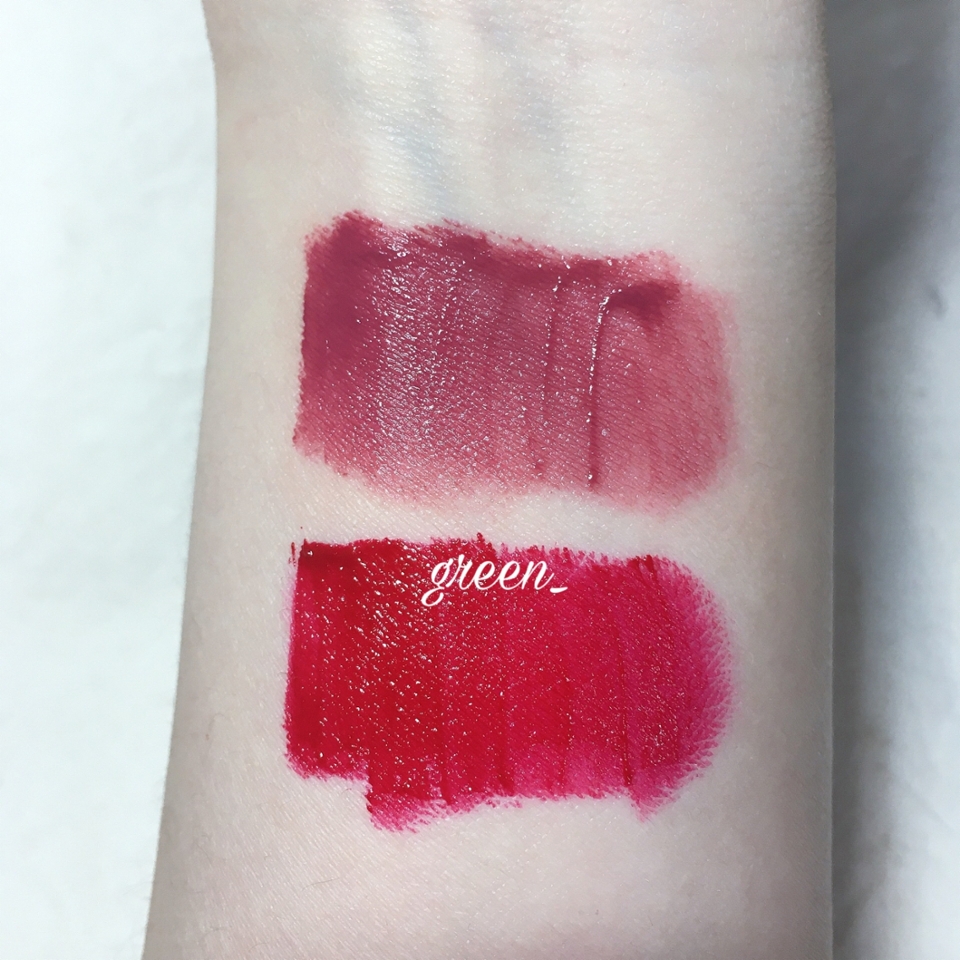 [손목 발색 - 클로즈업]
- 촉촉하게 발리는 편이고, 두 색상 발색이 차이가 제법 나죠?ㅎㅎ
둘 다 쿨쿨한 느낌은 가득가득한데, 하나는 완전 차분하게 바를 수 있는 컬러고 하나는 완전 입술에 힘 가득 주는 컬러로 발색되어서 기분에 따라 립 컬러를 바꿔 메이크업을 해봐도 좋을 것 같아요.
아니면 18호를 베이스로 얇게 깔아주고 입술 중앙에만 콕콕 포인트로 19호를 발라 투톤 립을 연출해주셔도 좋구요....☆
