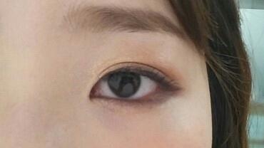 아이라인은 짧고 도톰하게 그리는게 특징이예요~ 아이브로우는 앞쪽은 연하게, 눈썹산은 살리고 길이를 짧게 그려서 오밀조밀하고 동글동글한 인상을 주는게 설리메이크업의 팁입니다!
