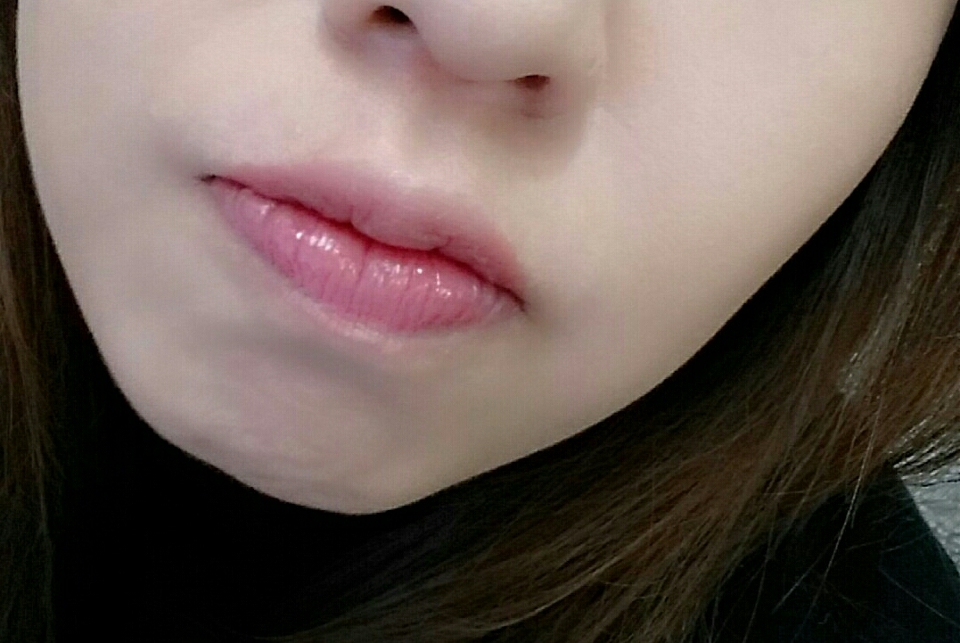 이건 오늘입니다~
따로 뭐바른건 없구, 딱 아이소이 립밤만 바른건데
제 입술색처럼 보이져?
앵두같은 입술🎶 ㅎㅎ 그런느낌 아닌가요?
촉촉해 보이기두하구요😶😶

역시 성분이 좋아그런가 자주덧발라도 자극없고
입술이 건강해지는 기분이예요:)
😅😅