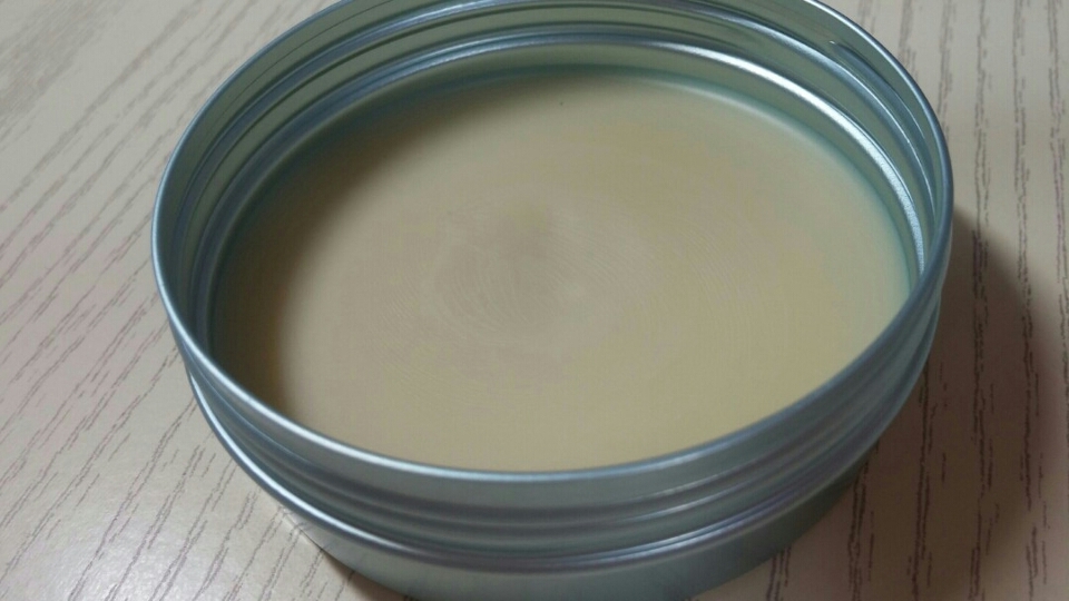 제품 제형은 약간 무른 밤타입이에요.손으로 문지르면 잘 파져요!! 향이 모기퇴치제?냄새가 나는데 나쁘진 않아요! 싫어하시는분들도 계실거같네요☺양은 은근 빨리닳아요 ㅠ