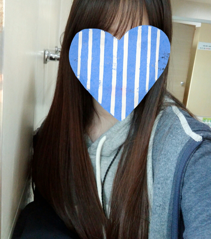 저는 긴 생머리구요!
워낙 생머리라서 파마를 해도 안 먹어용..
그래도 스틱컬은 잘 됬답니당 ;-)