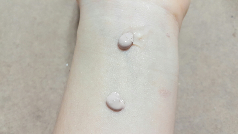 두 번째로, 베이스랑 섞어 발라보세요:)
저는 건성이라 촉촉한 베이스를 좋아하는데 찾기가 힘들더라구요ㅠㅠ
그래서 수딩젤과 1:1, 2:1 비율로 섞어서 사용해요!