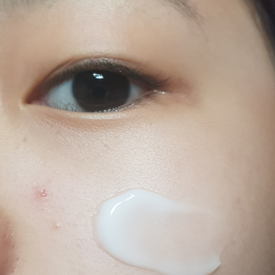 얼굴에 직접 사용하려고 적당량 펐어요.
저는 사진찍으려고 좀 많이 사용했지만 여러분은 요만큼까지는 사용할 필요 없습니다!

얼굴에 올렸을 때 향은 녹차? 풀? 향이 났어요
아무래도 요런 향 싫어하시는 분들은 거부하실 수 있으셔요