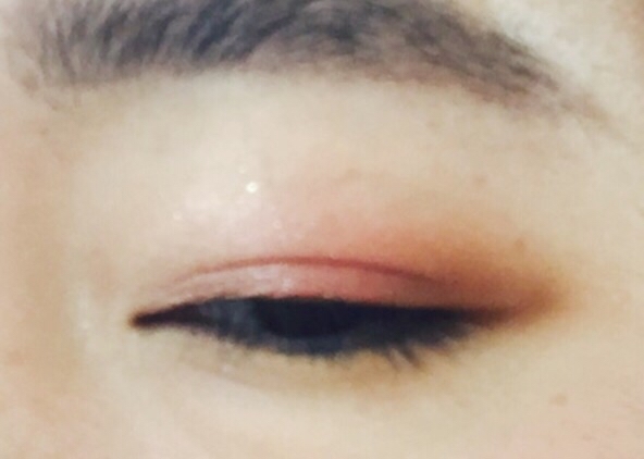 자 이제 섀도우 브러쉬로(총알브러쉬를 사용하시면 좋아요) 경계선을 풀어준다는 느낌으로 전체적으로 스머징해줍니다.