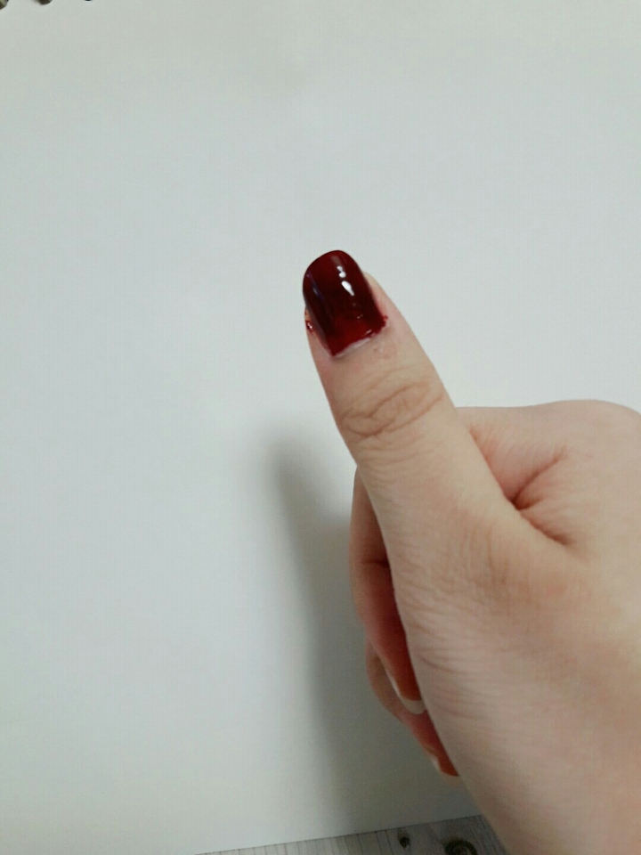 손톱의 2분의1정도 2콧 발라주시고
