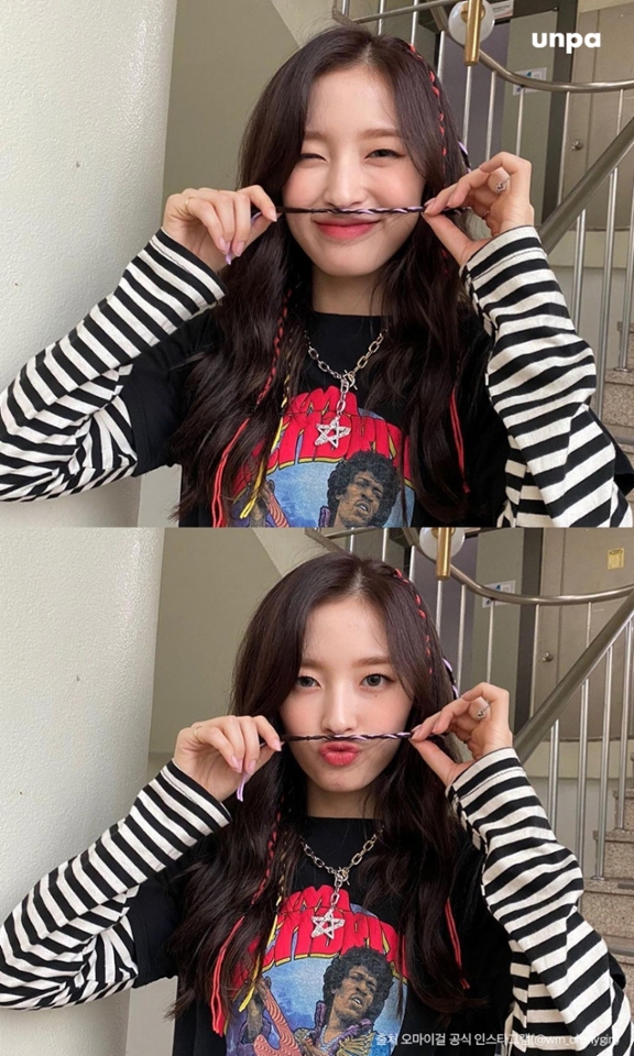 주위에 하나쯤은 있을 법한 컬러 끈으로
센스 있는 헤어스타일을 완성한
오마이걸 아린!

브릿지 헤어처럼
살짝 보이는 컬러 포인트와
스트라이프 탑과 함께 매치해 주니
사랑스럽고 힙해보여 +.+♡

당장 헤어피스가 없더라도
주위에 있는 리본이나 끈을 활용해서
한층 더 경쾌한 스타일을
연출해보는 건 어떨까 :-D
