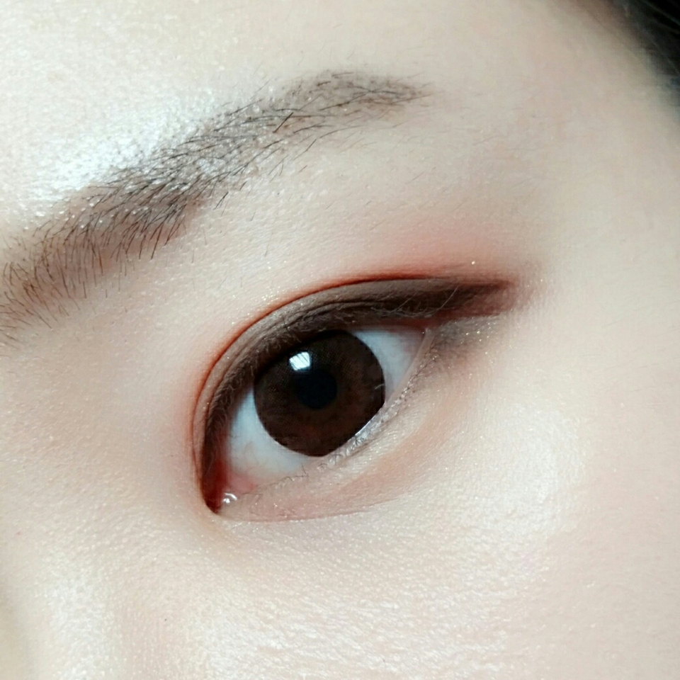 👋👍여섯. 굉장히어두운 브라운섀도우를 사용해서 아이라인이 그려진부분을 따라 칠해주세요