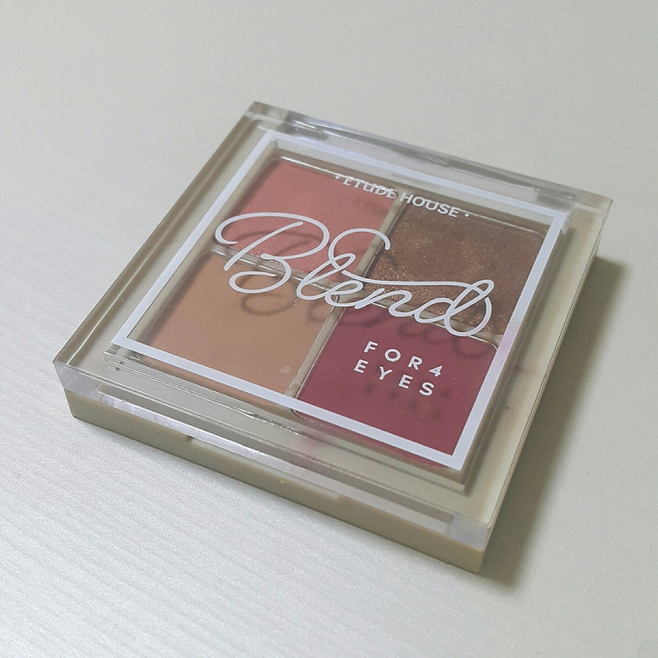 외관상입니다!😀
투명해서 색상을 볼수있다는 편리함이 있지만 쉽게 깨질듯한 케이스네요ㅠ
색상은 버건디계열로 구성이 되어있네요:)