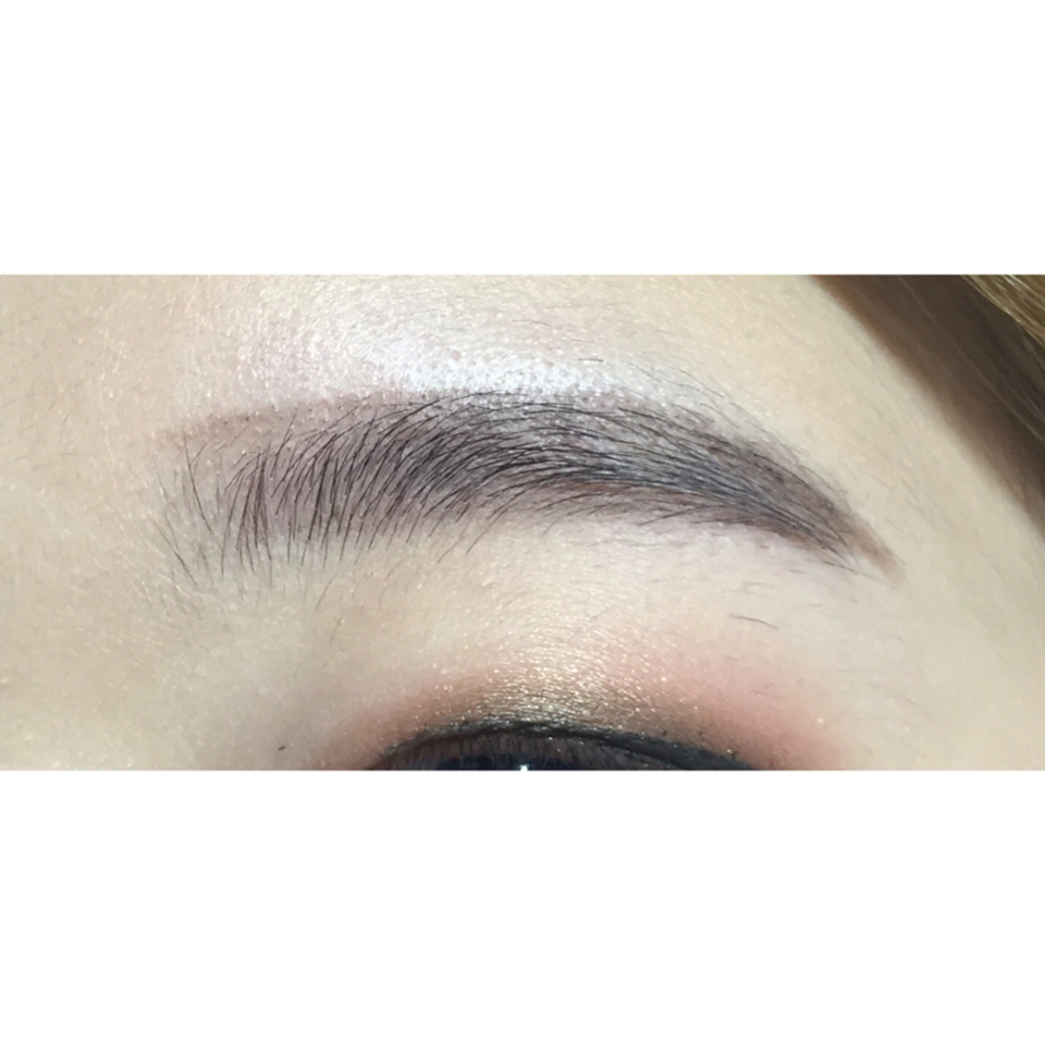 아이브로우 펜슬로 빈곳을 살살 채워 그려줘요
