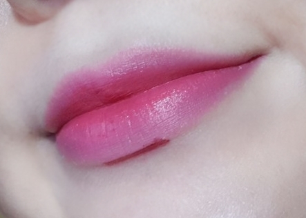 그리고 여기서.
뭐야??하는분도 계실수 있는데요(제발 있었음 좋겠따.)
아랫입술이 튀어나와보이게 하는 방법!
입술밑에 가장 그늘진 부분을 진하고 탁한 립스틱으로 립브러쉬를 이용해 가로로 1자로 그어줍니다.
그리고 선 주위로 블렌딩 블렌딩 샤샤샤샥

(정확히 1자일 필요는 없어요 입술모양이 맞춰서 그림자를 낸다는 식으로 그려주시면 되요)