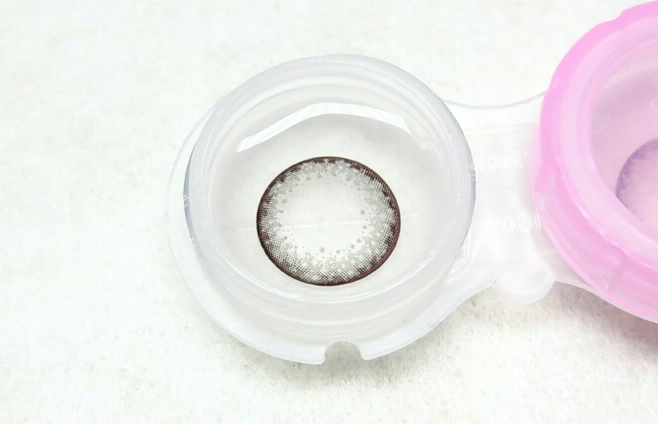 심쿵그레이는 병렌즈라 그냥 렌즈통에 받아서 왔어요!
그래픽이 뭔가 자연스러운 디자인이 아니고 별무늬가 막 있는 인공적인 디자인이에요
가장자리가 진해서 눈이 또렷해보이는 모양입니당
완전이뻐요!!
