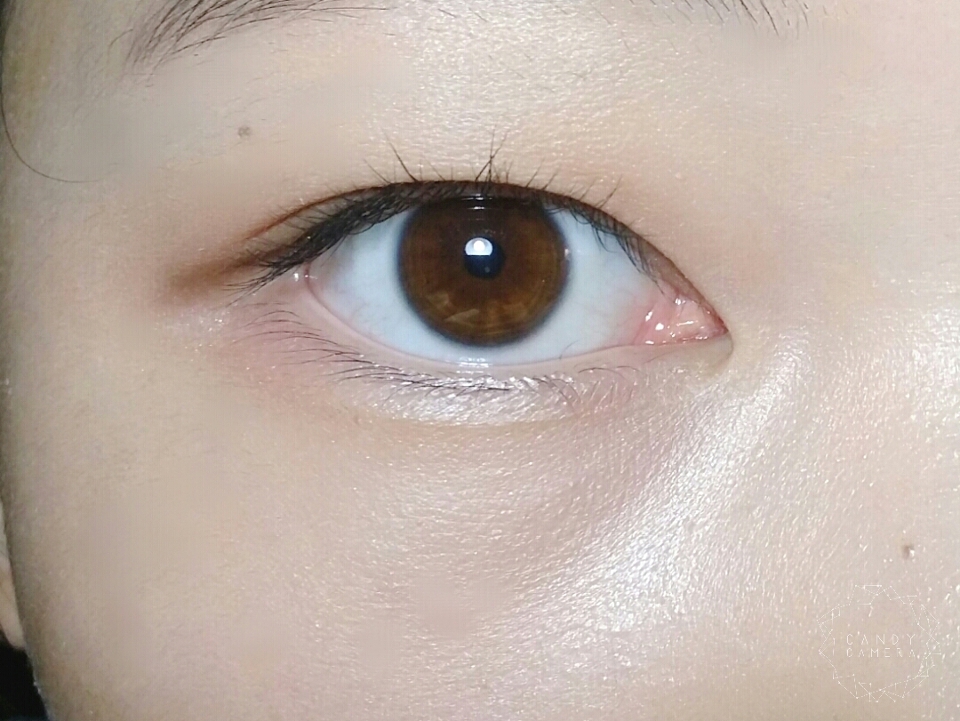 이대로 끝내셔도 되지만 저도 무쌍같은 속쌍으로 바뀔때가 많은데요. 그럴땐 은은하게 반짝임을 줘서 눈이 밋밋하지 않게 그위에 코랄라이닝을 핑크셰도우위에 올려줘요.살짝 올려주면 골드펄의 반짝임이 이뻐요!