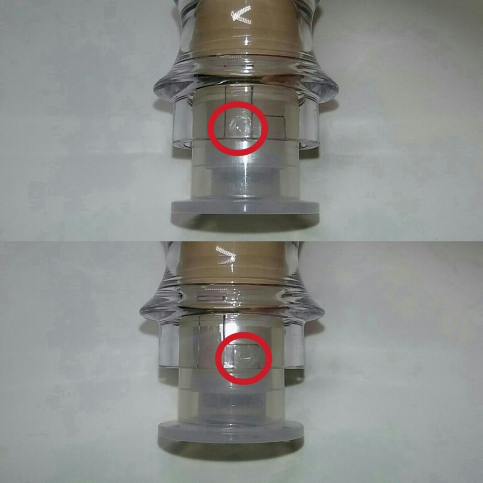 이 컨실러는 실제로 열리고 닫혀서 컨실러가 나오고 나오지 않는 위생적인 케이스의 컨실러예요~ 여러분들 이해 잘 가시라구 동그라미까지 쳐 봤는데 1번째 사진이 열린거구요 2번째 사진이 닫힌거예요