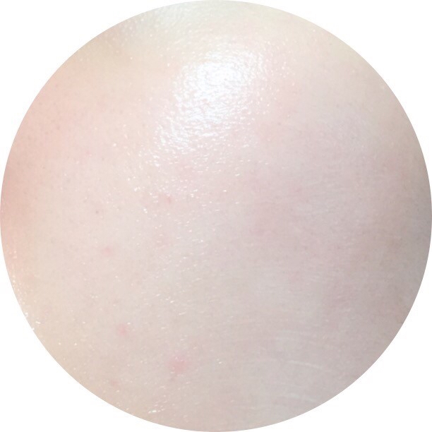 촉촉한물광이 나는 피부로 만들어줬어요!

피부진정 효과도 있어 붉은기가 많이 가라앉은
모습이 보이실거예요. 유분기가 없어 메이크업
직전에는 약간 보습감이 부족할 수 있어요

그래서 청귤 수분크림을 2번 얇게 덧바르거나
보습겔을 한번 더 발라주면 좋아요