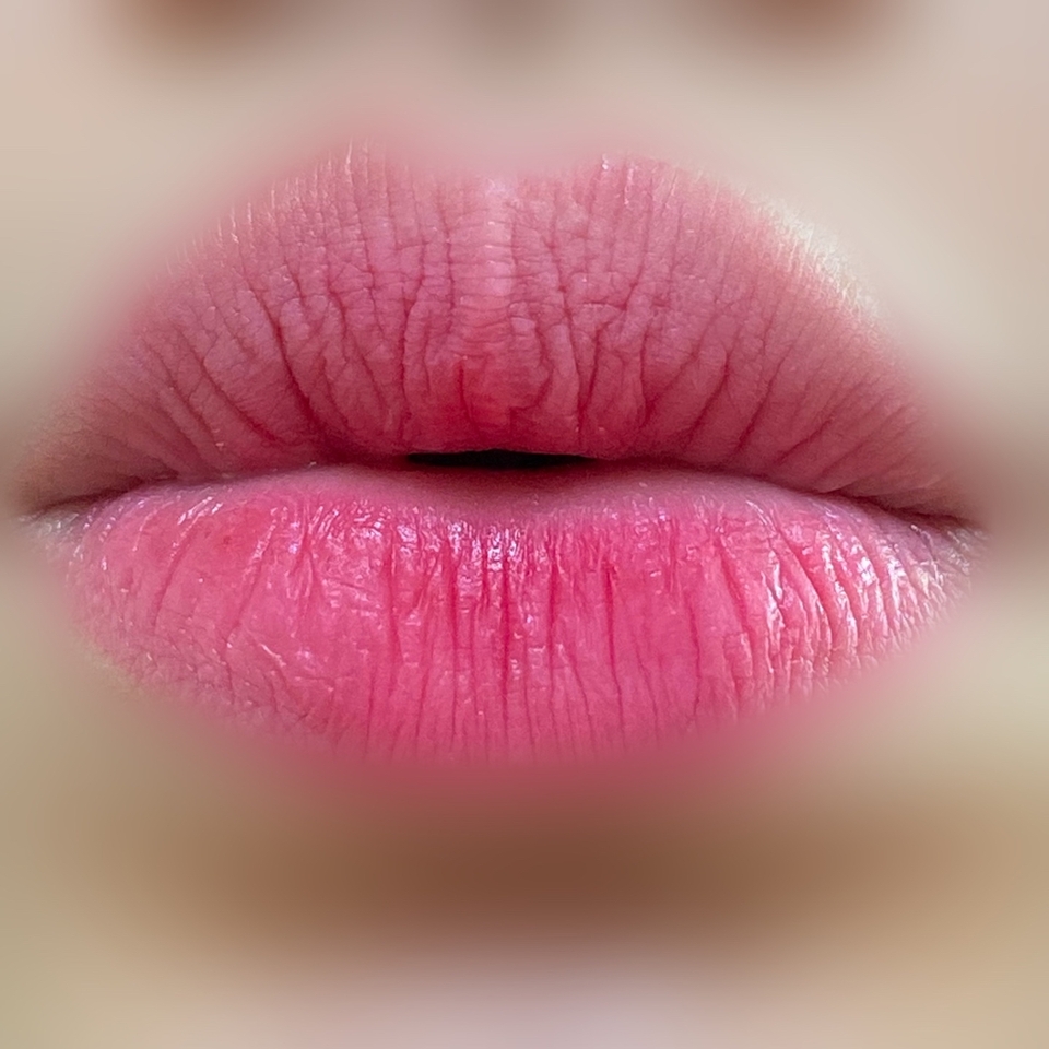 입술에 파우더를 아주 얇게 전체적으로 발라줬어요 😍
매트하지만 컬러감도 많이 안 죽고 나름대로 넘 예쁜 거 같아요 ❤️
