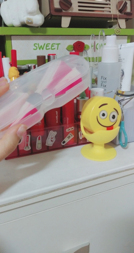 ♥꿀템♥ 조각 퍼프들을 비닐에 보관하자니 찜찜하고 섞이니까 불편했는데 세척한 안경통에 보관하면 먼지도 안생기고 그나마 위생적인거 같아요! 
옆에 퍼프는 어퓨 퍼프받침대 1.800￦에 구매했어요 (어퓨사이트) 저기에 퍼프 보관하면 담날 먼지가..ㅡㅡ 그럭저럭인 제품