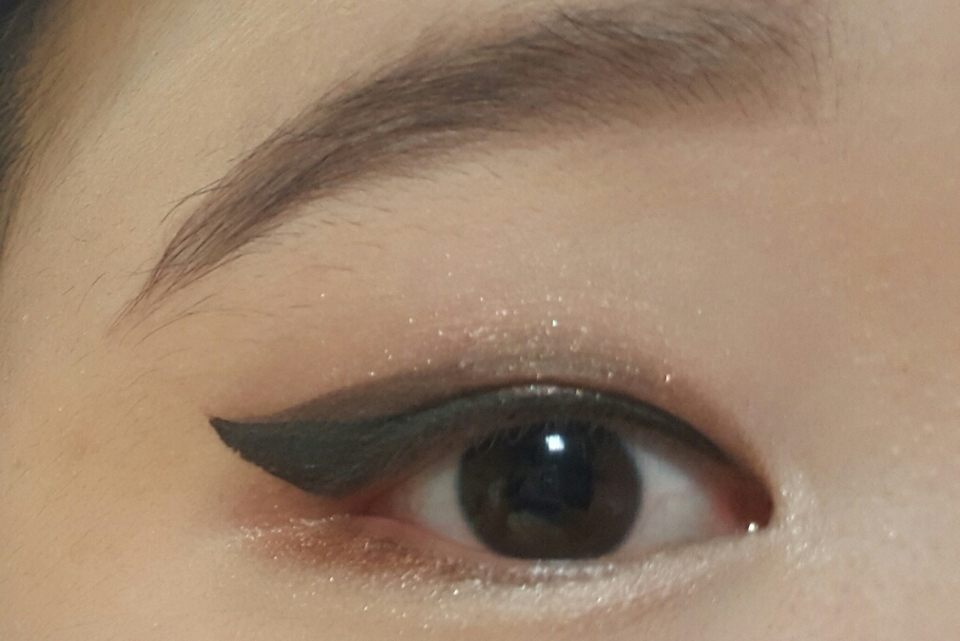 그리고 앞 부분에 아임미미 스틱섀도우 화이트스완을 발라줘요