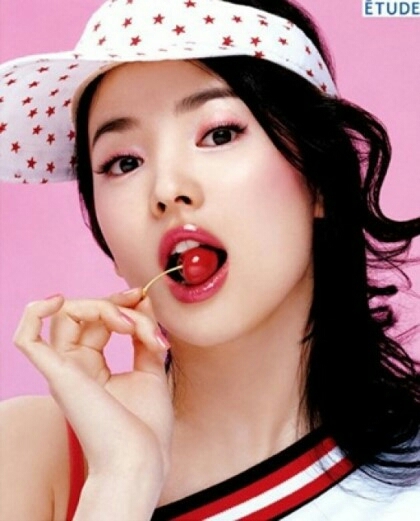 송혜교 (2001~2006)
에뛰드 모델중에 제~일 오래 남아잇엇던!! 아까와 같이 유튜브에 에뛰드 송혜교처도 나오구여! 광고 진~짜 많아요! 지금은 송혜교가 라네즈모델인데 확실이! 분위기가 다르죠??ㅎ
