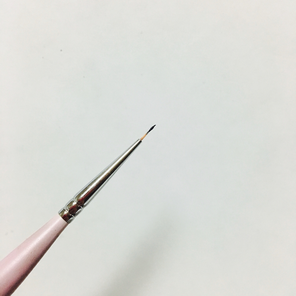 얇은 붓에 검은색컬러를 살짝만 발라주셔야지 자연스럽게 그릴수있어요