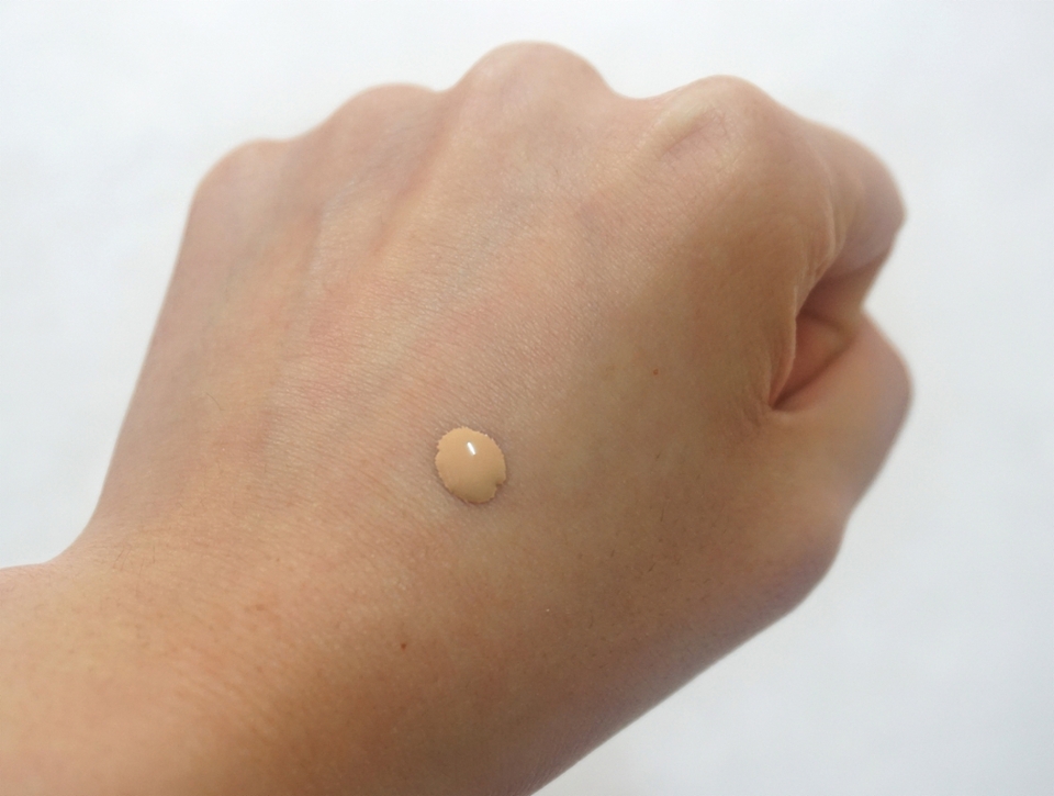 우선 손등에다 테스트해봤습니다. 굉장히 묽어서 흘러내리는 제형입니다. 