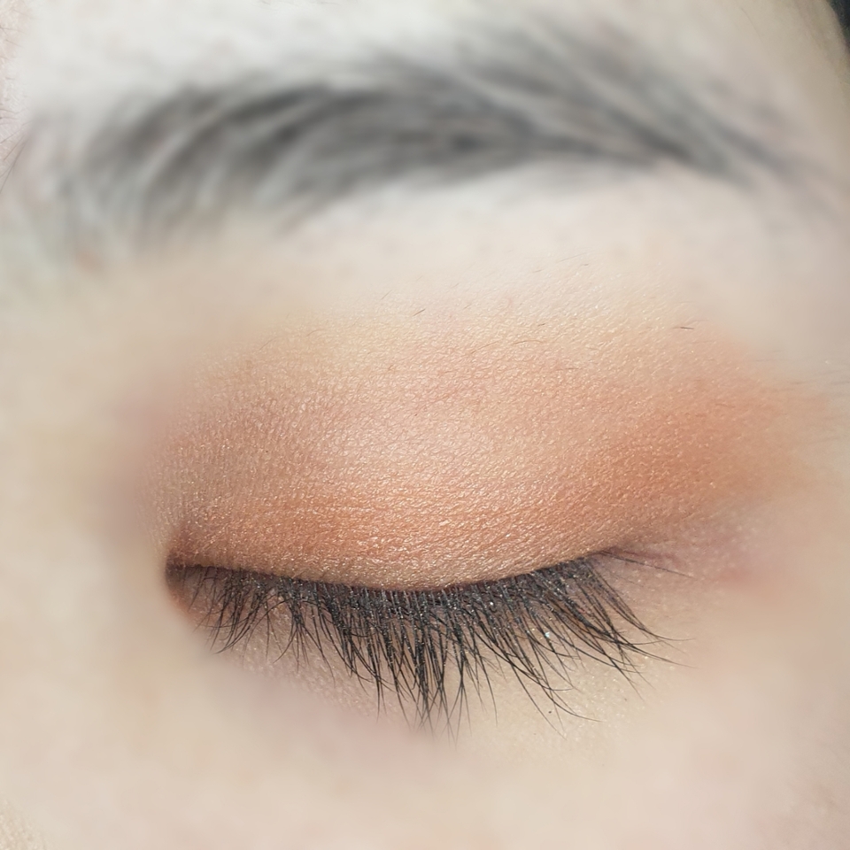 가로로 좀더 짙은 색으로 음영을 주세요