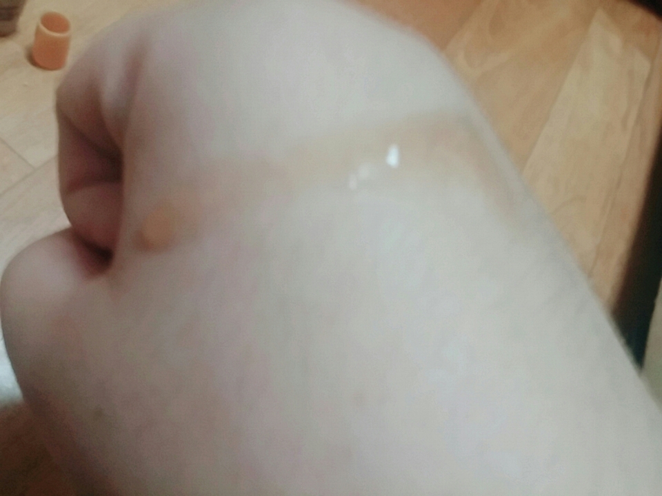 처음에는 피부에 다라붇어있다가 천천히 녹아내리는 듯이 발라집니다