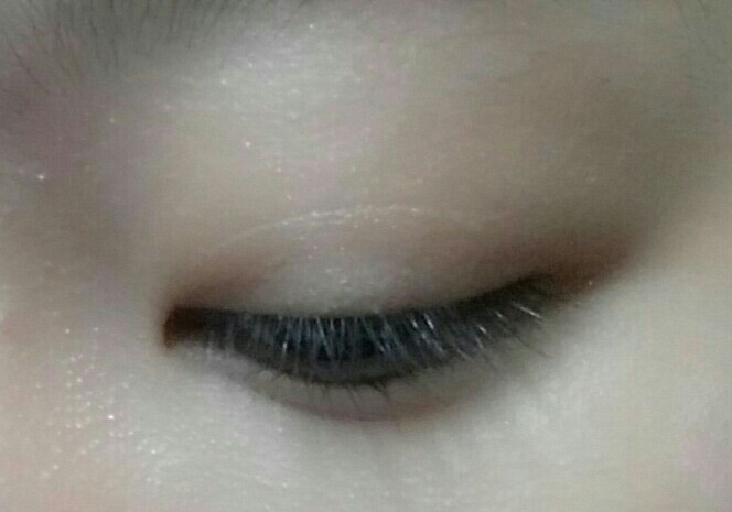 베이스 해주시고 눈썹은 그렸는데 잘 티가 안나요.눈두덩이에 아리따움 얼쓰를 발라주세요