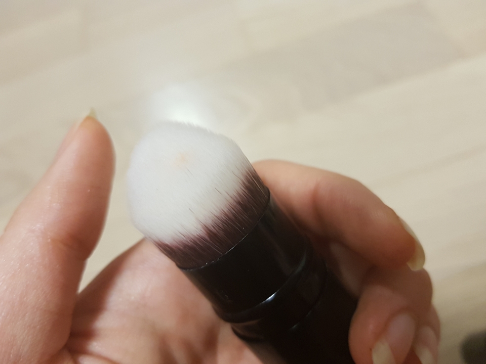 중간에 노란색점 같은건 세척이 덜된 파운데이션이에요😂
요게 단점이 동그랗다보니 세척할때 안쪽이 좀 덜되고 마를때도 안쪽모들은 마르는데 되게 오래걸리더라구요 ㅠㅠ
