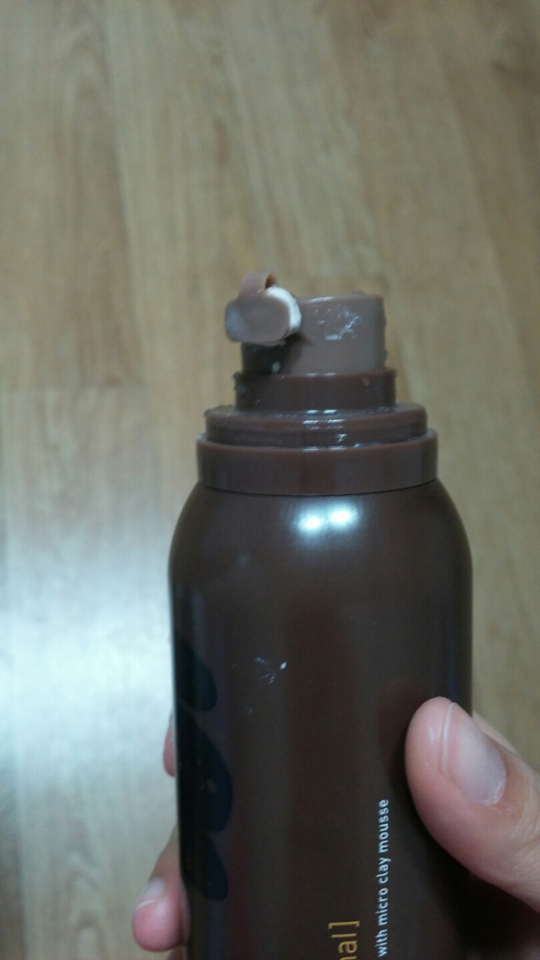 요렇게 이중 마개가 되어있어요. 요 이중마개를 꼭 잘 닫아주시고 뚜껑도 잘 닫아주셔야한답니다. 이중마개를 쓰다보면 저렇게 삐져나오기도 하는데, 잘 굳지 않으니까 걱정 안하셔도 될 것 같아요. 주 1~2회 정기사용했더니 굳지않고 그대로 있더라구요~