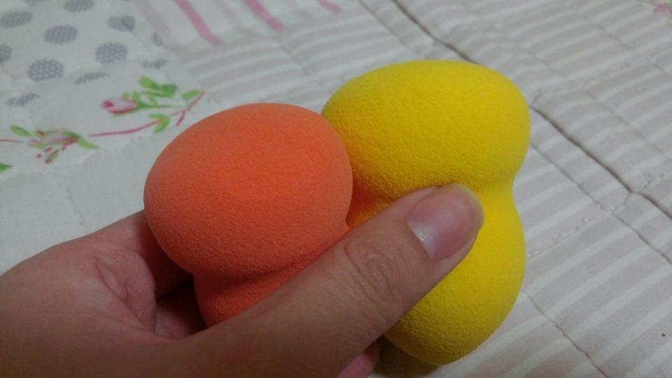 왼쪽은 새상품 ㅠㅠ 역시 세척을 하면 퍼프가 상하는건어쩔수없나봐요. 물먹이듯이 정말 살살부드럽게 헹궜는데...ㅜ OTL

여러분들도 이번기회에 똥퍼프 세척해가면서 쓰세요!
세척안하는건 정말 피부에 안좋아요 ㅠ.ㅠ