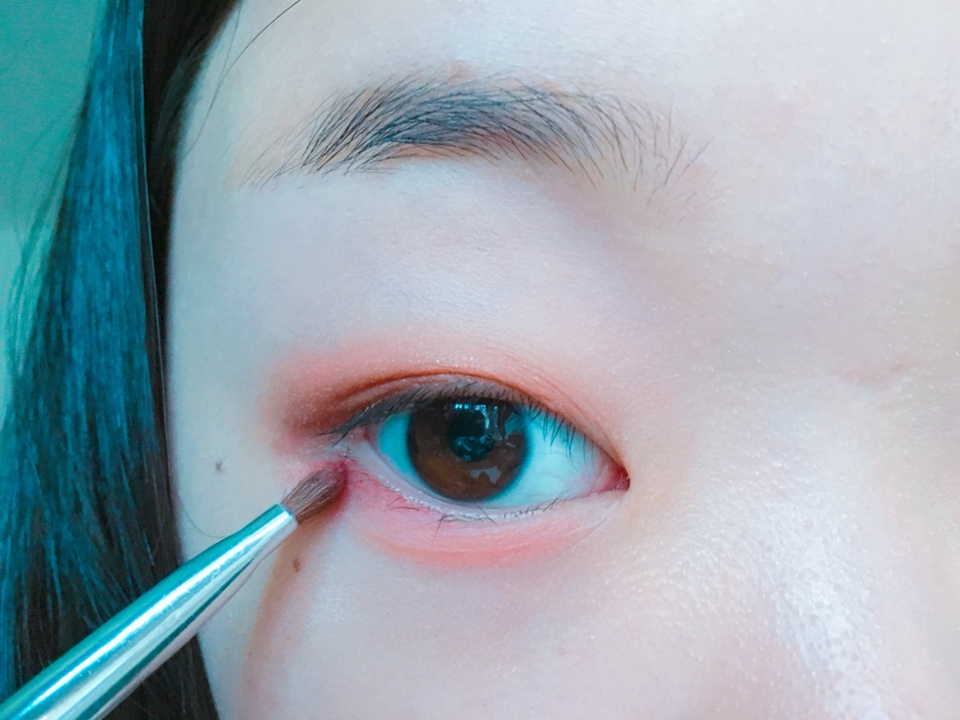 브러쉬를 사용해서 눈 뒤쪽에 알싸한 와인버건디로 채워줄게요!